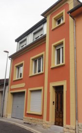 MAISON DE RAPPORT MITOYENNE RENOVEE
sur Terrain de 2.26 ares avec JARDIN comprenant 
2 APPARTEMENTS avec 2 chambres à coucher situés au 1.et 2. étage sans ascenseur  

(adresse : 30 rue Antoine Zinnen L-3597 Dudelange) 


DESCRIPTIF:
==========

APPARTEMENT au 1.étage (loué)
se composant comme suit:
=====================
-  Hall d'entrée, 
-  Séjour, (parquet au sol) 
-  Cuisine séparée récente entièrement équipée 
-  2 grandes chambres à coucher  (parquet au sol)
-  Salle de bains avec baignoire, lavabo et WC suspendu

APPARTEMENT au 2. étage (loué)
se composant comme suit:
===========================
 - Cuisine séparée récente entièrement équipée 
-  2 grandes Chambres à coucher (parquet au sol)
-  Escalier intérieur vers Mezzanine avec Chambre-Bureau avec 2 velux en toiture
-  Salle de bains avec baignoire, lavabo et WC suspendu

AU REZ DE CHAUSSEE :
===================
-  Grand Jardin arrière & Terrasse pour les 2 Appartements
-  Grand Garage avec 2 Emplacements privatifs de +- 18m² avec accès par grande porte sectionelle   

AU SOUS-SOL : 
===========
-  2 Caves privatives (carrelées)
-  Chauferie-Technique (carrelées)
-  Buanderie commune  (carrelées)      

L'objet est idéalement situé à proximité immédiate du Centre Ville de DUDELANGE 
et proche de toutes les Commodités,Services, Ecoles, Transports en commun 
et Autoroute LUXEMBOURG-METZ