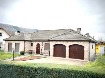 Schöner Bungalow auf einen tollen Eckgrundstück, sehr ruhig gelegen in einem beliebten Wohnbaugebiet.

Am Ende eines Wohnbaugebietes wurde 1992 dieser Bungalow in massiver Bauweise errichtet.
Durch den Eingangsbereich gelangen Sie an der Gästetoilette vorbei in das große Wohnzimmer. Die großen Fenster mit dem Zugang zur Terrasse sorgen für einen lichtdurchfluteten Raum. Der schöne offene Kamin sorgt für eine behagliche Wärme. Neben dem Wohnzimmer befindet sich die Küche. Mit dem Badezimmer und drei Schlafzimmern findet eine Familie genügend Platz. Durch den Hausgang gelangt man trockenen Fußes auch in die Doppelgarage. Hier ist auch der Hauswirtschaftsraum untergebracht. 

Auf der teilweise überdachten Terrasse hinter dem Haus befinden sich ein massiv gebautes Gartenhaus und ein Holz-/Pool-Haus aus dem Jahr 2022. Hier können Sie den Feierabend genießen oder schöne Stunden mit Freunden verbringen.

Trotz der ruhigen Lage gelangen Sie in 5 Minuten nach Ettelbrück oder nach Diekirch. 
Durch die Anbindung an die Nordstraße N7 haben Sie einen hervorragenden Zugang zu den öffentlichen Verkehrsmitteln. 

Für die Kleinkinder sind im nahe gelegenen Erpeldange alle möglichen Schulen und Kitas vorhanden. Die größeren Kinder haben in Diekirch und Ettelbrück die Möglichkeit verschiedene Lycées zu besuchen. 

Über einen Fußweg erreichen sie in zwei Minuten diverse Einkaufsmöglichkeiten wie einen Supermarkt mit verschiedenen Geschäften und eine Apotheke.

Diese Immobilie überzeugt mit einer hervorragenden Lage und einem tollen Grundstück mit vielfältigen Möglichkeiten. Nach Bedarf können Sie Sich mit ein paar Renovierungsarbeiten ein Schmuckstück erschaffen.

Die Immobilie ist auch für einen Promoter geeignet um hier ein tolles Doppelhaus oder maison en bande zu errichten. 


