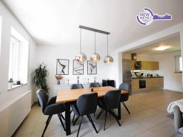 ENGLISH VERSION BELOW 


FR: Charmant Appartement 1 Chambre avec parking électrique, coin bureau et rangements optimisés à Hassel (Weiler-la-Tour). 

Découvrez ce magnifique appartement traversant d'environ 63 m² situé au premier étage d'une petite résidence de seulement 4 unités. Ce bien lumineux offre un cadre de vie des plus agréables et fonctionnels.

Agencement intérieur :

Séjour Spacieux et Lumineux : Un espace de vie convivial, parfait pour se détendre et recevoir.

Cuisine Équipée avec débarras : fonctionnelle et moderne.
 
Débrarras: pour avoir un espace de stockage à porter de main.

Une chambre : Un espace nuit situé à l'arrière de la rue pour une tranquillité assurée.

Salle de Bains : Bien agencée et équipée avec évacuation pour la buanderie, toilettes, et douche.

Coin bureau : Un espace dédié, idéal pour le télétravail ou vos activités personnelles.

Rangements intégrés : profitez de placards intégrés astucieux dans l'entrée et le hall de nuit, offrant un gain de place considérable et une organisation facilitée.

Stationnement et commodités :

Profitez d'une place de parking privative extérieure équipée d'une borne de recharge électrique - un atout rare et précieux !

Faibles charges mensuelles : 130 €

Les animaux de compagnie sont les bienvenus dans la résidence.

Les + qui font la différence :

Calme et nature : la tranquillité d'un environnement résidentiel, avec la forêt accessible à seulement 5 minutes à pied pour vos promenades et moments de détente.

Proximité pratique : bénéficiez de la commodité des commerces à proximité pour faciliter votre quotidien.

Accès facile : rejoignez le dynamisme de Luxembourg-Ville en seulement 13 minutes en voiture.

Appartement traversant : profitez d'une luminosité optimale tout au long de la journée.

Ne manquez pas cette opportunité de vivre dans un environnement privilégié, alliant confort et fonctionnalité ainsi qu'une belle luminosité grâce à son orientation traversante. 

>>>> Contactez-nous au +352 691 216 830 ou par mail smarrocco@newkeys.lu pour plus d'informations et/ou une éventuelle visite.


Les prix s'entendent frais d'agence inclus dans le prix et payable par le vendeur.
Nous recherchons en permanence pour la vente et pour la location, des appartements, maisons,
terrains à bâtir pour notre clientèle déjà existante.
N'hésitez pas à nous contacter si vous avez un bien pour la vente ou la location.
Estimation gratuite.

**** Découvrez tous nos autres biens sur notre site **** www.newkeys.lu****

 ---------- 
EN: Charming 1-Bedroom Apartment with Electric Parking, Office Nook, and Optimized Storage in Hassel (Weiler-la-Tour)

Discover this magnificent, dual-aspect apartment of approximately 63 sqm located on the first floor of a small residence with only 4 units. This bright property offers a most pleasant and functional living environment.

Interior Layout:

Spacious and Bright Living Room: A welcoming living space, perfect for relaxing and entertaining.

Equipped Kitchen with Storage Room: Functional and modern.

Storage Room: For convenient, readily accessible storage space.

One Bedroom: A sleeping area located at the rear, away from the street, ensuring tranquility.

Bathroom: Well-arranged and equipped with plumbing for a washing machine, toilet, and shower.

Office Nook: A dedicated space, ideal for teleworking or your personal activities.

Integrated Storage: Benefit from clever built-in wardrobes in the entrance hall and night hall, offering considerable space saving and easy organization.

Parking and Amenities:

Enjoy a private outdoor parking space equipped with an electric charging station – a rare and valuable asset!

Low Monthly Charges: €130

Pets are welcome in the residence.

The Added Benefits:

Peace and Nature: The tranquility of a residential environment, with the forest accessible within a 5-minute walk for your strolls and relaxation.

Practical Proximity: Benefit from the convenience of nearby shops to simplify your daily life.

Easy Access: Reach the dynamism of Luxembourg City in just 13 minutes by car.

Dual-Aspect Apartment: Enjoy optimal brightness throughout the day.

Don't miss this opportunity to live in a privileged environment, combining comfort and functionality with beautiful natural light thanks to its dual-aspect orientation.

>>> Contact us at +352 691 216 830 or by email at smarrocco@newkeys.lu for more information and/or a potential visit.


The prices are understood to include agency fees payable by the seller.
We are constantly looking to buy and rent apartments, houses,
building plots for our existing clientele.
Do not hesitate to contact us if you have a property for sale or rent.
Free valuation.

**** Discover all our other properties on our website **** www.newkeys.lu**** 1