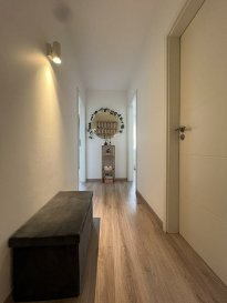 Manso Immo a le plaisir de vous présenter en vente ce spacieux appartement situé au 3ème étage d'une résidence avec ascenseur, idéalement située à Differdange, proche de toutes commodités. Avec une surface habitable de 77m2, l'appartement se compose comme suit : 

- Un bel hall d'entrée avec placard encastrés 
- Grand séjour/salle à manger avec accès au balcon  
- Cuisine équipée indépendante (possibilité d'ouvrir)
- 2 chambres à coucher
-Une toute nouvelle salle de bains avec baignoire et wc 

A ceci s'ajoute un emplacement intérieur et une cave privative. 

Passeport énergétique : F/F 
Ascenseur 
Fenêtres en double vitrage avec volets manuels 

Toutes les indications sont basées exclusivement sur les informations mises à notre disposition par nos clients. Nous n'assumons aucune garantie quant à l'exactitude et l'actualité de ces indications.

Les prix affichés s'entendent frais d'agence inclus de 3% + 17%TVA. Les honoraires d'agence sont à charge des vendeurs.

Pour plus d'informations, photos ou convenir d'un rendez-vous, vous pouvez nous contacter au :
+352 24 51 33 79 info@mansoimmo.lu