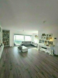 COUP DE COEUR ASSURER!!!

APPARTEMENT AVEC JARDIN PRIVATIF!!!

Ce Beau Appartement/Duplex offre un cadre de vie très cosy, chaleureux, intime et tranquille!

En très bon état avec des équipements intérieurs de qualité 'haut de gamme avec grandes terrasses orientées sud-ouest; partie 'jardin' comprise, ainsi qu'une cave, un emplacement intérieur et 2 emplacements extérieurs; 

Situation très centrale et proche de toutes les commodités diverses de la vie courante. 
Autres atouts : triple vitrage; chauffage au sol; volets électriques. 

Composition de l'appartement avec une surface habitable de +/- 127,13 m² et une terrasse au rdch et au 2e étage grand balcon: 

- rez-de-chaussée :hall d'entrée, cuisine bien équipée ouverte, living et salle à manger avec des grandes baie vitrées donnant vers grand jardin privatif clôturé et balcon aussi, une chambre ou bureau et WC séparée,

- 2e étage : hall de nuit, belle suite parental avec douche privatif et balcon, salle de douche avec WC, et deux chambres à coucher . 

- 2 emplacements extérieurs, 1 emplacement intérieur pour une voiture, une grande cave et buanderie complète ce beau Duplex.

Pour tout renseignement complémentaire ou information veuillez nous contacter par email info@immonordstrooss.lu ou par Tél: 691 850 805.

Proposition de crédit/financement à taux compétitif auprès des banques Luxembourgeoise incluse dans nos services gratuits.