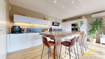 L'agence IMMO LORENA de Pétange a choisi pour vous UN APPARTEMENT DE DEUX CHAMBRES au premier deuxième étage avec ascenseur situé à MEXY (FR) construit en 2021.

Composition du bien :

Pièces à vivre :
Hall d'entrée faisant 6,26 m2
Une cuisine ouverte vers le salon faisant 31,68 m2 donnant accès à la terrasse de 9,34 m2
Un cellier/autre de 2,09 m2
Un WC séparé de 2,39 m2

Pièces de nuit :
Le hall de nuit amenant à :
La première chambre de 11,55 m2
La deuxième chambre de 10,70 donnant accès à la terrasse
Une salle de bain de 4,77 m2 avec douche 

Un parking intérieur
Une cave de 3,29 m2

Caractéristiques de l'appartement:

Petite résidence de 8 unités construite en 2021
Double vitrage et fenêtres en PVC
Chaudière individuelle 
Taxe foncière de 730 €

Pour tout contact:
Joanna Rickal: +352 621 365 640
Vitor Pires: + 352 691 761 110

L'agence Immo Lorena est à votre disposition pour toutes vos recherches ainsi que pour vos transactions LOCATIONS ET VENTES au Luxembourg, en France et en Belgique.