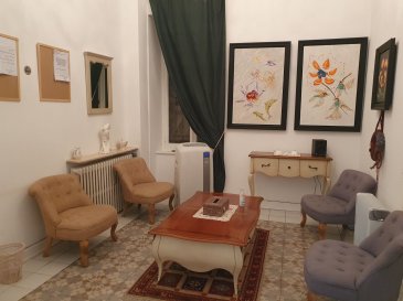 BELARDIMMO vous propose à la vente un local commercial ou un cabinet pour profession libérale à Esch-sur-Alzette au boulevard J-F Kennedy.

Le local qui est actuellement utilisé en tant que cabinet médical peu également s'adapter à un commerce. 
L'entrée actuellement utilisée est celle des parties communes vous permettant d'accéder à la salle d'attente mais il est possible d'accéder directement de la rue principale au 