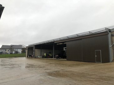 Se prêt pour  hall de stockage etc.Longeur 40m et profondeur 16m.
Hauteur x Largeur de la porte d'entrée est de 5,40m.
Hauteur au milieu de l'immeuble est de 7,70m.