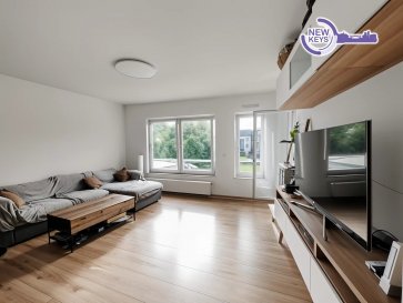Newkeys vous propose à la vente ce charmant appartement rénové situé au 1er étage sans ascenseur. 

Idéalement situé côté arrière de la rue, l'appartement se présente comme suit :

- 2 chambres de ±10 m² et ±14 m²

- Salle de bain double vasque, douche et WC

- Cuisine équipée ouverte sur le séjour

- Séjour lumineux orienté sud-ouest avec accès à un balcon de ±4 m²


Atouts supplémentaires:

-Mobilier en très bon état (possibilité de reprise)

-Cave privative de ±9 m²

-Grand jardin privatif clôturé, accessible par l'arrière du bâtiment (avec barbecue en pierre et abri de jardin alimenté en électricité)

-Emplacement de parking extérieur privé


Localisation:

Situé sur la route principale, le bien bénéficie d’un accès direct à toutes commodités. L’arrêt de bus est à moins d’une minute à pied, facilitant vos déplacements.

>>>> Contactez-nous au 691 216 830 ou par e-mail : smarrocco@newkeys.lu pour toute information complémentaire ou pour organiser une visite.

------------------------------------------

Les prix s'entendent frais d'agence inclus dans le prix et payable par le vendeur.
Nous recherchons en permanence pour la vente et pour la location, des appartements, maisons,
terrains à bâtir pour notre clientèle déjà existante.
N'hésitez pas à nous contacter si vous avez un bien pour la vente ou la location.
Estimation gratuite.

**** Découvrez tous nos autres biens sur notre site **** www.newkeys.lu****

 ---------- 
Newkeys offers for sale this charming, recently renovated and partially furnished apartment, immediately available and ideally located in Tétange (municipality of Kayl).

The apartment is laid out as follows:

-2 bedrooms of approx. 10 m² and 14 m²

-Bathroom with double sink, shower, and WC

-Fully equipped kitchen (new fridge, oven, ceramic hob) open to the living room

-Bright living room facing southwest with access to a balcony of approx. 4 m²

Additional features:

-Furniture in very good condition (option to keep)

-Private cellar of approx. 9 m²

-Large fenced private garden

-Private outdoor parking space

-Garden shed with electricity supply

-Stone barbecue

Location:

Located on the main road, the property offers direct access to all amenities. A bus stop is less than a one-minute walk away, making commuting very convenient.

>>>> Contact us at 691 216 830 or by email at smarrocco@newkeys.lu for further information or to arrange a viewing.

---------------------------------------

Agency fees are included in the price and payable by the seller.

We are constantly looking for apartments, houses, and building plots for sale or rent for our existing clientele.
Do not hesitate to contact us if you have a property to sell or to rent.

Free property valuation.

**** Discover all our listings on our website **** www.newkeys.lu
 ****