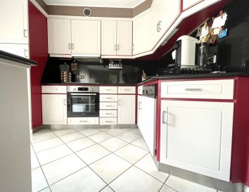 AXHOME IMMO vous propose en exclusivité ce bel appartement de deux chambres à coucher d'environ 70 m², situé à Crauthem, une localité appartenant à la commune de Roeser.

Proche de toutes commodités, il est idéal pour un premier achat.

L'appartement est situé au 1er étage et se compose comme suit :

- Hall d'entrée
- Débarras
- Dressing avec possibilité d'aménager un WC séparé
- Salle de douche, bidet et WC
- Deux chambres séparées
- Cuisine équipée avec salle à manger
- Living
- Grand balcon

Le bien dispose également d'une cave et de la possibilité de reprendre la location d'un garage fermé.

Pour plus d'informations, n'hésitez pas à nous contacter :
- Par téléphone : +352 691 911 993 Roberto Alex
- Par email : info@axhome.lu

Nous restons à votre entière disposition si vous souhaitez vendre ou louer votre bien. Nous prenons en charge toutes les démarches administratives liées au bien immobilier.

Nous sommes également à votre disposition pour des estimations gratuites.

 ---------- 
AXHOME IMMO bietet Ihnen exklusiv diese schöne Zweizimmerwohnung mit ca. 70 m², gelegen in Crauthem, einer Ortschaft zur Gemeinde Roeser gehörend.

In der Nähe aller Annehmlichkeiten ist sie ideal für den ersten Kauf.

Die Wohnung befindet sich im 1. Stock und gliedert sich wie folgt:

- Eingangs-Halle
- Abstellraum
- Ankleidezimmer mit Möglichkeit, eine separate Toilette einzurichten
- Duschbad, Bidet und Toilette
- Zwei separate Schlafzimmer
- Küche mit Essbereich
- Wohnzimmer
- Großer Balkon

Die Immobilie verfügt außerdem über einen Keller und die Möglichkeit, die Anmietung einer abgeschlossenen Garage zu übernehmen.

Für weitere Informationen zögern Sie nicht, uns zu kontaktieren:
- Per Telefon: +352 691 911 993 Roberto Alex
- Per E-Mail: info@axhome.lu

Wir stehen Ihnen jederzeit zur Verfügung, wenn Sie Ihre Immobilie verkaufen oder vermieten möchten. Wir übernehmen alle administrativen Schritte im Zusammenhang mit der Immobilie.

Wir stehen Ihnen auch für kostenlose Schätzungen zur Verfügung.

 ---------- 
AXHOME IMMO exclusively offers you this beautiful two-bedroom apartment of about 70 m², located in Crauthem, a locality belonging to the commune of Roeser.

Close to all amenities, it is ideal for a first purchase.

The apartment is located on the 1st floor and comprises:

- Entrance hall
- Storage room
- Dressing room with possibility of installing a separate WC
- Shower room, bidet, and WC
- Two separate bedrooms
- Equipped kitchen with dining room
- Living room
- Large balcony

The property also has a cellar and the possibility to resume the rental of an enclosed garage.

For more information, do not hesitate to contact us:
- By phone: +352 691 911 993 Roberto Alex
- By email: info@axhome.lu

We remain at your entire disposal if you wish to sell or rent your property. We handle all administrative procedures related to the real estate.

We are also at your disposal for free estimates.

 ---------- 
AXHOME IMMO bitt Iech exklusiv dës schéin Wunneng mat zwou Schlofkimmeren vun ongeféier 70 m² u, déi zu Crauthem läit, eng Plaz déi zu der Gemeng Roeser gehéiert.

No bei all Komfort, ass si ideal fir déi éischt Akaf.

D'Wunneng ass um 1. Stack a besteet aus de folgende Deeler:

- Entrée-Hal
- Belaaschtungsraum
- Dressing mat der Méiglechkeet fir eng getrennte Toilette ze installéieren
- Duschebain, Bidet an Toilette
- Zwee getrennte Schlofkimmeren
- Voll ausgestatt Kichen mat Iesszëmmer
- Wunnzëmmer
- Groussen Balkon

D'Immobilie huet och eng Kellerrumm a d'Méiglechkeet e geschlossene Garageplatz ze lounen.

Fir méi Informatiounen, zéckt net eis ze kontaktéieren:
- Telefon: +352 691 911 993 Roberto Alex
- E-Mail: info@axhome.lu

Mir stinn Iech vollstänneg zur Verfügung wann Dir Äert Eigentum wëllt verkafen oder lounen. Mir këmmeren eis ëm all administrativ Schrëtt am Zesummenhang mat der Immobilie.

Mir sinn och fir gratis Schätzungen disponibel.