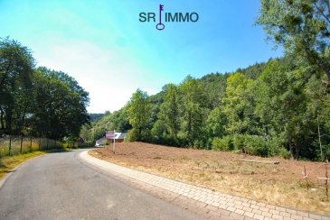 Dieses ruhig gelegene Grundstück mit Hanglage eignet sich gut zum Bau eines schönen Einfamilienhauses oder Mehrfamilienhauses.


Lagebeschreibung:

Das Grundstück befindet sich im „Delsbüscherweg“ der Gemeinde Roth an der Our, im Herzen des deutsch-luxemburgischen Naturparks. 
Die westliche Richtung bietet Ihnen einen herrlichen Ausblick ins Ourtal und auf die Gemeinde Bettel (Luxemburg). Die ruhige Wohnlage ist nur 3 km von Vianden, 10 km von Diekirch und 17 km von Ettelbrück entfernt. Anschluss an den öffentlichen Verkehr in Luxemburg besteht im ca. 1 km entfernten Bettel.
Über die Anschlussstelle Ettelbrück-Schieren A7 (Autobahn) sind die Stadt und der Flughafen Luxemburg in 40 Minuten zu erreichen.


HAFTUNGSAUSSCHLUSS
Die von uns gemachten Angaben hinsichtlich Größen und Beschaffenheit des Objektes beruhen auf Informationen des Verkäufers bzw. Dritter und sind unverbindlich. Eine Haftung jeglicher Art für die Richtigkeit und Vollständigkeit der Angaben wird daher ausgeschlossen. Unser Angebot erfolgt freibleibend, Zwischenverkauf vorbehalten.


VERBRAUCHERINFO
1. Maklerleistung ist der Nachweis der Gelegenheit zum Abschluss eines Vertrages bzw. Vermittlung eines Vertrages über eine Immobilie gegen die Maklerlohnzahlungspflicht des Kunden. Eine Maklerprovision in Höhe von 3,57 % incl. 19 % MwSt. ist vom Käufer zu zahlen. Die Maklerprovision ist fällig und verdient mit Unterzeichnung des Kaufvertrages.
2. Unternehmer, Anschrift, Beschwerdeadressat:
ARCADIA Fine Properties S.A., 20, Grand-Rue, L-9410 Vianden, Tel.: 00352 266 344 1, Email: contact@sri.lu, Direktor: Ton Eggen
3. Es besteht ein Widerrufsrecht für Verbraucher

WIDERRUFSRECHT FÜR VERBRAUCHER
Sie haben das Recht, binnen vierzehn Tagen ohne Angabe von Gründen diesen Vertrag zu widerrufen. Die Widerrufsfrist beträgt vierzehn Tage ab dem Tag des Vertragsabschlusses.
Um Ihr Widerrufsrecht auszuüben, müssen Sie uns (ARCADIA Fine Properties S.A., 20, Grand-Rue, L-9410 Vianden, Tel: +352 266 344 33, Fax: +352 266 344 44, E-Mail: contact@sri.lu) mittels einer eindeutigen Erklärung (z. B. ein mit der Post versandter Brief, Telefax 
 oder E-Mail) über Ihren Entschluss, diesen Vertrag zu widerrufen, informieren. Sie können dafür das beigefügte Muster-Widerrufsformular verwenden, das jedoch nicht vorgeschrieben ist. Zur Wahrung der Widerrufsfrist reicht es aus, dass Sie die Mitteilung über die Ausübung des Widerrufsrechts vor Ablauf der Widerrufsfrist absenden.

Folgen des Widerrufs

Wenn Sie diesen Vertrag widerrufen, haben wir Ihnen alle Zahlungen, die wir von Ihnen erhalten haben, einschließlich der Lieferkosten (mit Ausnahme der zusätzlichen Kosten, die sich daraus ergeben, dass Sie eine andere Art der Lieferung als die von uns angebotene, günstigste Standardlieferung gewählt haben), unverzüglich und spätestens binnen vierzehn Tagen ab dem Tag, an dem die Mitteilung über Ihren Widerruf dieses Vertrags bei uns eingegangen ist. Für diese Rückzahlung verwenden wir dasselbe Zahlungsmittel, das Sie bei der ursprünglichen Transaktion eingesetzt haben, es sei denn, mit Ihnen wurde ausdrücklich etwas anderes vereinbart; in keinem Fall werden Ihnen wegen dieser Rückzahlung Entgelte berechnet. Haben Sie verlangt, dass die Dienstleistungen während der Widerrufsfrist beginnen sollen, so haben Sie uns einen angemessenen Betrag zu zahlen, der dem Anteil der bis zu dem Zeitpunkt, zu dem Sie uns von der Ausübung des Widerrufsrechts hinsichtlich dieses Vertrags unterrichten, bereits erbrachten Dienstleistungen im Vergleich zum Gesamtumfang der im Vertrag vorgesehenen Dienstleistungen entspricht. 

Hinweis auf die Möglichkeit eines vorzeitigen Erlöschens des Widerrufsrechts
Ihr Widerrufsrecht erlischt, wenn wir unsere Leistung vollständig erbracht und mit der Ausführung der Leistung erst begonnen haben, nachdem Sie Ihre ausdrückliche Zustimmung und gleichzeitig Ihre Kenntnis davon bestätigt haben, dass Sie Ihr Widerrufsrecht bei vollständiger Vertragserfüllung durch uns verlieren.

MUSTER- 
WIDERRUFSFORMULAR
Wenn Sie den Vertrag widerrufen wollen, dann füllen Sie bitte dieses Formular aus und senden Sie es zurück an:

ARCADIA Fine Properties S.A. - SR IMMO
20, Grand-Rue
L-9410 Vianden
Tel: +352 266 344 33
Fax: +352 
266 344 44
E-Mail: contact@sri.lu

Hiermit widerrufe(n) ich/wir (*) den von mir/uns (*) abgeschlossenen Vertrag über den Kauf der folgenden Waren (*)/die Erbringung der folgenden Dienstleistung (*)
Bestellt am (*)/erhalten am (*)
Name des/der Verbraucher(s)
Anschrift des/der Verbraucher(s)
Unterschrift des/der Verbraucher(s) (nur bei Mitteilung auf Papier)
Datum