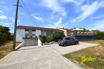 Villa d'exception de 213 m2 avec piscine chauffée et vaste t. Laissez-vous séduire par cette magnifique villa de 214 m2, nichée sur un terrain arboré de 2 200 m2, offrant un cadre de vie privilégié et de superbes prestations. Dès l'entrée, vous découvrirez une grande pièce de vie lumineuse, idéale pour recevoir famille et amis dans une atmosphère chaleureuse.

La maison dispose de quatre chambres spacieuses, d'un bureau parfait pour le télétravail, d'une salle d'eau, d'une salle de bains, ainsi que d'une suite parentale avec salle d'eau privative, garantissant confort et intimité à chacun. Le sous-sol complet offre de nombreuses possibilités de rangement ou d'aménagement selon vos besoins.

À l'extérieur, profitez d'une superbe piscine chauffée pour des moments de détente en toute saison, au coeur d'un vaste jardin sans vis-à-vis. Cette villa est le lieu idéal pour une vie de famille épanouie ou pour recevoir vos proches dans un environnement paisible et verdoyant.

Une opportunité rare à découvrir sans tarder !