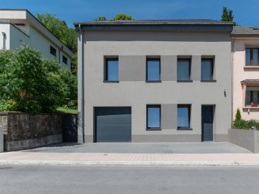 Die AGENTUR CHAVES freut sich, Ihnen zusammen mit der Agentur Bomel Immo dieses wunderschöne Familienhaus mit außergewöhnlichem Volumen vorzustellen. 

Das im Gilsdorf gelegene Anwesen bietet eine privilegierte Lage, ohne direkte Nachbarn, nur wenige Schritte von Diekirch und seinen gesamten Annehmlichkeiten entfernt. Vollständig zwischen 2016 und 2018 neu gebaut, begeistert dieses Haus mit einer Fläche von etwa 250 m² sofort durch seine großzügigen Räume, sein natürliches Licht und die Qualität seiner Ausstattungen. Es wurde mit dem Ziel entworfen, optimalen Wohnkomfort zu bieten und eignet sich perfekt für eine Familie, die ein schlüsselfertiges Zuhause genießen möchte, in dem jeder Raum mit Sorgfalt gestaltet wurde.

Im Erdgeschoss entdecken Sie einen einladenden Eingangsbereich, der zu einem weitläufigen Wohnbereich führt, der von Licht durchflutet wird. Die voll ausgestattete Küche öffnet sich harmonisch zum Wohnzimmer und Essbereich und schafft einen einladenden Raum, der ideal ist, um schöne Momente mit Familie oder Freunden zu teilen. Die großen Öffnungen ermöglichen direkten Zugang zur Terrasse und zum Garten, wodurch die Wohnräume nahtlos nach außen erweitert werden. Ein Abstellraum, ein Duschraum mit WC sowie eine Garage von etwa 19 m² runden diese Ebene ab.

Die erste Etage ist vollständig dem Schlafbereich gewidmet. Sie bietet zwei schöne Schlafzimmer, ein großes komplettes Badezimmer mit Dusche und WC sowie eine wunderschöne Elternsuite, die einen echten privaten Raum mit Ankleideraum und eigenem Badezimmer bietet.

Der zweite Stock stellt ein echtes Plus dieser Immobilie dar. Vollständig auf fast 90 m² ausgebaut, bietet er große Gestaltungsmöglichkeiten. Ein Schlafzimmer ist bereits eingerichtet, und die Raumhöhe ermöglicht leicht die Schaffung einer Küche sowie eines Duschraums. Dieser Raum könnte ein eigenes Apartment, ein Arbeitszimmer, einen Freizeitbereich oder eine Unterkunft für einen Teenager oder Verwandten beherbergen.

Im Freien genießen Sie eine angenehme Terrasse und einen Garten, ideal, um die schönen Tage in aller Ruhe zu genießen. Die Immobilie verfügt außerdem über eine Garage, einen Technikraum sowie zwei private Parkplätze vor dem Haus.

Technisch gesehen bietet das Haus qualitativ hochwertige Ausstattungen: Energieausweis C, Dreifachverglasung, vollständig erneuerte Elektroinstallation, neu gebautes Dach, Heizölheizung mit bereits verfügbarem Gasanschluss in der Garage, Möglichkeit der Installation einer Wärmepumpe sowie ein Überwachungssystem mit Kameras vorne und hinten.

Das Grundstück ist auf etwa 1 are 20 centiare und verfügt zusätzlich über 12 are 20 centiare Waldgrundstück, das eine besonders angenehme natürliche Umgebung und ein echtes Gefühl von Raum bietet.