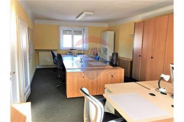 Veuillez contacter Bardia Allami pour de plus amples informations :
- T : 621 150 966
- E : bardia.allami@remax.lu

RE/MAX Luxembourg, Spécialiste de l'immobilier à Beggen - Bereldange, vous propose plusieurs bureaux Open-Space, entièrement meublés, pouvant accueillir plusieurs postes de travail dans un grand espace, prêts à l'emploi dès le premier jour avec une gamme de services.
Ces bureaux sont complétés par la mise à disposition, dans l’espace commun, d'une kitchenette, d'une salle de réunion avec écran de projection, des toilettes, d'un accès internet, possibilité de panneau d’affichage à l’extérieur et boîte à lettre individuelle ainsi que jardin et espace vert (tout inclus dans les charges) compris dans le prix de location.
Ce centre d’affaires situé à Beggen-Bereldange offre une adresse stratégique à votre société, au cœur de Luxembourg, à proximité d’une zone d’activité. Situé dans un bâtiment sur la route principale, il est facile d’accès depuis pratiquement n’importe où au Luxembourg (à 5 min du centre-ville, 10 min du Kirchberg ou de l’aéroport, 5 min de Strassen ou Limpertsberg).
Possibilité de stationnement très pratique de par l’existence de plusieurs parkings autour du bâtiment.

Bureaux Open-Space : 290 € / mois (charges comprises)
Caution : 580 €
Disponibilité immédiate !

Frais d’agence RE/MAX : 125 % du montant du loyer à la charge du locataire + TVA