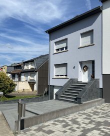 Maison à vendre à Niederkorn. Quartier Prinzenberg  

Située dans le quartier résidentiel recherché du Prinzenberg à Niederkorn, cette magnifique maison vous séduira par ses beaux volumes, sa luminosité et son agréable espace extérieur.  

Implantée dans un environnement calme et verdoyant, tout en restant à proximité immédiate du centre-ville, des écoles, commerces, transports et de la forêt, elle offre un cadre de vie idéal pour une famille à la recherche de confort et de tranquillité.  

Agencement  

Rez-de-chaussée :  
Hall d'entrée accueillant, cuisine moderne entièrement équipée avec îlot central ouverte sur un spacieux living lumineux avec accès direct à la terrasse.  

1er étage :  
Deux grandes chambres, dont une avec dressing. Une salle de bains.  

2ème étage :  
Suite parentale composée d'une chambre, d'un dressing et d'une salle de douche.  

Sous-sol :  
Garage pour deux voitures, bureau idéal pour le télétravail, buanderie et WC séparé.  

Extérieurs  

La maison dispose de deux belles terrasses, d'un grand jardin parfaitement entretenu, d'une piscine, ainsi que de deux maisonnettes de jardin, offrant un espace idéal pour profiter des beaux jours en famille.  

Points forts  

- Quartier calme et recherché  
- Cuisine moderne  
- Suite parentale avec dressing  
-  Garage pour deux voitures  
- Bureau pour télétravail  
- Deux terrasses  
- Grand jardin avec piscine  
- Proximité écoles, commerces et transports  

Une maison qui combine espace, confort et qualité de vie.  

- Pour plus d'informations ou organiser une visite :  
+352 621 216 646  

(Les surfaces sont données à titre indicatif.)