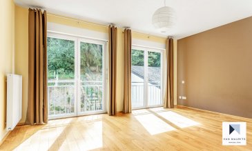 Cet appartement est situé au 1er étage avec ascenseur dans une copropriété de 8 unités. Il est traversant et dispose d’une surface habitable de ± 80 m².

Il se compose comme suit :

La porte d’entrée s’ouvre sur le hall de ± 6 m² avec un coin vestiaire, qui dessert d’un côté une chambre de ± 20 m² avec son dressing sur mesure de ± 6 m² et une salle de bain de ± 6 m² (baignoire, douche, lavabo) et de l’autre côté, un séjour de ± 26 m² avec accès au balcon de ± 4 m² et une cuisine ouverte et équipée.

Une cave de ± 4m² et un emplacement de parking dans le sous-sol complètent l’offre.

Généralités :
• Proximité directe du centre de la ville et de Kirchberg ;
• Double vitrage ;
• Chauffage au gaz ;
• Situation idéale, proche de toutes commodités (centre-ville, gare, transports publics, commerces, écoles…) ;
• Forêt de Bambesch accessible à pied.

Loyer mensuel non meublé : 1.500 euros 
Charges mensuelles : 200 euros
Caution ou garantie bancaire : 2 mois de loyer soit 3.000 euros
Frais d’agence :1.500 euros + 17% TVA

Agent responsable: Katia Gravière au 661 33 29 82 ou katia@vanmaurits.lu
