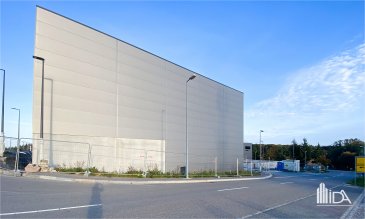 En location, l'Immobilière de l'Attert vous propose en location ce hall industriel, pour usage de stockage ou de production d'une surface de 767 m² idéalement situé à Flatzbour dans la commune de Rambrouch à proximité directe de la frontière Belge.

Loyer : 9 050,60€ (11,80€/m2)  
Charges : à définir  
Garantie: 2 mois de loyer  
Commission d'agence : 1 mois de loyer + TVA  
Disponible de suite  

Généralité :  
- Sanitaires communs ;  
- Dalle industrielle ;  
- Hauteur de plafond entre 4,85 et 5,20m ;  
- Étage accessible via un plateau élévateur (monte-charge industriel) de 600 X 300. Possibilité d'y monter des camionnettes, container, etc ;  
- Bonne isolation, 20cm d'épaisseur au plafond et 15cm épaisseur sur les murs ;  
- Porte sectionnelle +/-3,5m de haut X 5m de large ;  
- Emplacements de parkings disponibles selon l'activité ;  
- Possibilité d'adapter et moduler les différentes surfaces selon vos besoins ;  
- Non chauffé ;  
- Construction neuve de 2023  
- Situation idéale à la frontière Belge avec accès autoroutiers faciles  

Cet entrepôt propose un bel espace de stockage disposant des infrastructures modernes et qualitatives pour vos besoins industriels.

Pour plus d'informations, ou pour une visite, contactez-nous au +352 23 62 90 20 ou sur immo@immoaida.lu.

Consultez nos biens sur www.immoaida.lu