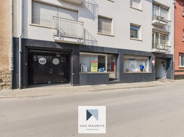 A Luxembourg-Hollerich, rue de la Fonderie, vaste entrepôt de ±426m² et rez-de-chaussée commercial de ±84m². Ce lot vendu en 1 lot de ±510m², peut servir à de multiples usages sauf HORESCA (pas autorisé par le règlement de copropriété): Atelier mécanique, entrepôt de maintenance pour promoteur, salle de serveurs informatique, entrepôt sécurisé pour voitures de collections: 

Une porte interne actuellement cloisonnée mais facilement démontable sert de passage entre l'entrepôt et le rez-de-chaussée commercial. 

Rez-de-chaussée commercial(actuellement loué jusqu'à Mai 2026):

Les locaux se composent d'un hall d'entrée, d'une réception ± 12 m² donnant accès à deux bureaux côté rue de ± 20 et 24 m². A l'arrière du bâtiment, un couloir ± 7 m² dessert l'espace kitchenette ± 6 m² avec accès à la cour, un bureau ± 13 m² et une toilette de ± 3.5 m².

2 grandes vitrines côtés rue offre une belle visibilité.

Lien vers visite virtuelle : https://tour.giraffe360.com/06097882d3ec4e0a8a76b9a0ed44d4fe

Entrepôt(à rénover) et limité à 50-100 personnes MAX selon l'activité exercée :

Grande porte d'entrée électrique et sécurisée, avec accès facilité par une rampe douce de ±42m² vers le sous-sol et sa pièce principale de ±328m² en open space; Espace bureau de ±13m²; espace toilettes

Des travaux de rénovations ont déjà été entrepris: remise en conformité de l'électricité, «drainage» des murs,?

Lien vers visite virtuelle : https://tour.giraffe360.com/5d7ec7b157ac493a9ae9b6baa0998fb

Parkings: Deux parkings privatifs à l'arrière du bâtiment sont inclus dans le lot.

Détails techniques:

CPE: G-G;

Porte d'entrée récente et sécurisée ;

Charge entrepôt ±500€

Charges RDC Commercial: ±200€