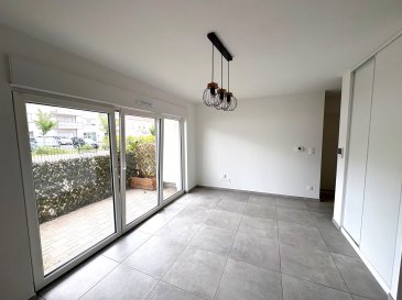 Appartement F2 de 49m2 situé au rez de chaussée d'une résidence récente comprenant entrée avec placard, séjour avec cuisine ouverte équipée (four, plaque induction, hotte aspirante, lave vaisselle, mobilier haut et bas) et accès terrasse. Une chambre, salle de bains (douche extra platre, meuble vasque avec miroir, sèche serviette), WC avec lave mains. Deux parkings extérieurs. La résidence PATTON se trouve à 5 mn à pied de la gare. Double vitrage PVC, volets électriques. Les charges comprennent entretient des communs, eau froide, entretien chaudière et taxe d'ordures ménagères.