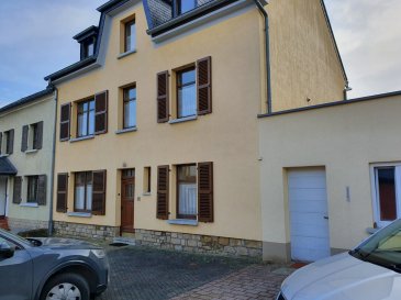 *** SOUS COMPROMIS *** SOUS COMPROMIS *** SOUS COMPROMIS ***
Située à Gonderange, cette maison unifamiliale présente une surface habitable de ± 96 m² pour une surface totale de ± 217 m². Elle se compose comme suit:
 
Au rez-de-chaussée, le hall d'entrée ± 4 m² dessert un salon ± 15 m², une cuisine équipée ± 11 m² et une salle de douche ± 5 m² avec lavabo et wc. En annexe, une buanderie ± 6 m², une chaufferie ± 12 m² suivies d'un spacieux garage ± 55 m² complètent le rez-de-chaussée.
 
Au premier étage, un palier ± 3 m² dessert quatre chambres de ± 12, 13, 15 et 16 m² communiquant toutes entre elles (deux de ces chambres n'ont pas d'accès direct depuis le palier mais via les deux premières chambres).
 
Le deuxième étage, sous combles, comprend un palier desservant un grenier non aménagé ± 44 m².
 
 
Détails complémentaires:
 
- Rénovations/rafraîchissements à prévoir ;
- Chaudière au mazout ;
- Terrasse sur la partie annexe ;
- Gonderange fait partie de la commune de Junglinster, commune dynamique proposant toutes les commodités (écoles, crèches, zone commerciale, centre sportif, transports en commun, ...)
