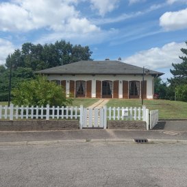 Proximité St Avold, Creutzwald, autoroutes, Allemagne, ce beau pavillon  de plein pied  avec  beaucoup de charme, lumineux, d'une surface de 171 m², très bien situé à Porcelette comprenant 1 cuisine équipée  avec un salon séjour cathédrale avec une belle hauteur de plafond. 3 chambres, une salle de bains, 1 WC indépendant.

Au sous-sol de 171 m²  une grande pièce pouvant servir de salle de fêtes, bureau, ou chambre, 1 douche, 1 WC, 1 lavabo, une buanderie, 1 garage 2 voitures avec une porte motorisée, le sous-sol est carrelé avec des radiateurs et fenêtres dans chaque pièce.
La toiture est en excellent état, les volets sont électriques, une dépendance pouvant accueillir une voiture avec une porte motorisée, 
Le terrain clôturé de 15 ares environ avec des arbres,  la terrasse orientée sud est  très agréable, au calme sans vis à vis.