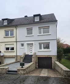 Une maison mitoyenne à louer à Sandweiler, Luxembourg.
Nichée dans un environnement tranquille, cette propriété est idéale pour ceux cherchant un foyer dans une des régions les plus convoitées du pays. 

Détails de la propriété : Ce bien offre un espace généreux de 140 m² habitables réparti comme:
- rez-de-chaussée: halle d'entrée, WC séparé, grand living, une cuisine séparée et équipée avec l'accès sur la terrasse er vers le jardin,
- 1er étage: 3 chambres à coucher et une salle de bain.
- 2ème étage: une chambre/bureau et 2 pièces de grenier. 
Sous-sol : cave en plusieurs pièces.
Grand garage pour une ou 2 voitures.
2 places de parking.
Vous pouvez trouver plus de photos sur notre site www.spaceplus.lu


sur 4 chambres et 1 salle de bains. Avec une surface de terrain de 4,8 ares, la propriété a été rénovée en 2026, garantissant modernité et confort. Les caractéristiques incluent un garage pour un véhicule et la possibilité de stationner jusqu'à 3 voitures à l'extérieur. Elle présente également une cuisine entièrement équipée séparée, un cellier spacieux et un grenier aménageable. Profitez du grand jardin de 400 m² et de la terrasse de 22 m² orientée sud, parfaite pour les journées ensoleillées. La fibre optique est installée, assurant une connexion internet rapide. Le chauffage est au gaz, un choix à la fois économique et écologique. 

Installations à proximité : Sandweiler offre une atmosphère conviviale avec de nombreuses commodités à proximité. On y trouve des écoles de qualité pour toutes les générations. Les amateurs de shopping apprécieront les boutiques locales tandis que les gourmets pourront profiter d'une variété de restaurants. Les espaces verts tels que les parcs et itinéraires de randonnées offrent des activités de plein air pour toute la famille. Les services de santé sont facilement accessibles et les transports en commun assurent une connexion fluide avec les régions environnantes. 

N'attendez pas pour devenir les nouveaux habitants de cette magnifique maison ! Prenez rendez-vous pour une visite en nous contactant via le formulaire ou par téléphone.