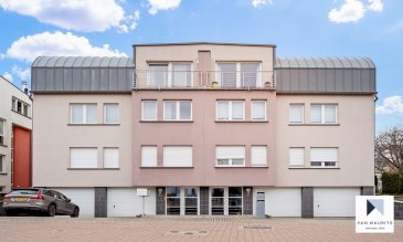 Situé dans la commune de Sandweiler dans une résidence à deux unités, ce lumineux et charmant appartement duplex de standing avec jardin présente une surface nette ± 197 m² pour une surface totale ± 245 m². Il se compose 
comme suit :

Au rez-de-chaussée, une entrée sécurisée (avec parlophone) s'ouvre sur un escalier permettant d'accéder au duplex (2-ème étage).

Au 2ème étage, un hall d'entrée ± 6 m² dessert un bel espace de vie composé d'un grand salon / salle à manger ± 38 m² avec cheminée, d'un balcon ± 7 m², d'une belle cuisine indépendante ± 16 m² (très bien équipée avec plaque de cuisson, four, lave-vaisselle, hotte aspirante, plan de travail, rangements) ; ainsi qu'une toilette d'invité ± 2.5 m².
Deux chambres ± 17 et 19 m² se situent également à cet étage, complétées d'une salle d'eau (douche, lavabo et WC ± 4m²). Un escalier avec un puit de lumière (grandes baies vitrées) mène à l'étage.

Au 3-ème et dernier étage, un palier de nuit ± 8 m² dessert entre autres la suite parentale ± 25 m² avec balcon orienté sud ± 4 m², un dressing, une salle de bain en suite ± 13 m² comprenant une baignoire, une douche à l'Italienne avec jets, lavabo et un bidet ; et accès à la terrasse ± 24m² orientée nord avec vue dégagée. La deuxième chambre ± 16 m² avec une salle de douche en suite ± 4 m², et la dernière chambre ± 11 m² utilisé en tant que bureau, chambre multifonctionnelle également avec accès à la grande terrasse.

Le rez de chaussée comprend l'espace cave/buanderie ± 9 m², une chaufferie de ± 5 m² et un double garage ±34 m²; ainsi qu'un agréable jardin ± 60 m² privatif complétant ce magnifique duplex.

Détails complémentaires :

· Année de construction : 2002
· Façade refaite en 2016
· Volets électriques (commande centralisée)
· Chaudière à gaz de condensation (individuelle) révisée chaque année
· Cheminée Philippe dans le séjour (insert)
· Toiture arrondie en zinc
· Fibre-optique
· Vue dégagée
· Charges communes : 16 €/mois (électricité + service d'entretien)
· Situation recherchée, quartier résidentiel calme et agréable
· À quelques minutes en voiture du centre-ville de Luxembourg, connexions autoroutières vers l'Allemagne, la Belgique ou la France
