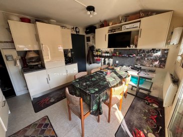 Idéal investisseur.  Dans une copropriété de 10 logements, un appartement indépendant en duplex avec deux grands garages comprenant une cuisine - salle à manger donnant accès une terrasse privative, une chambre à l'étage et une salle d'eau. Très calme. Loyer annuel de 4800 euros HC. Ref lot 5.
 Les informations sur les risques auxquels ce bien est exposé sont disponibles sur le site Géorisques : www.georisques.gouv.fr