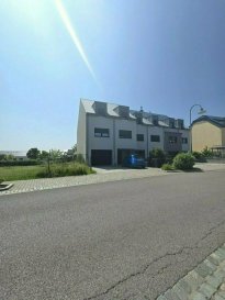 ++++ A VISITER ++++

Immo Nordstrooss vous propose à la vente une belle maison sous garantie décennale sis à Hoscheid libre de trois côtés sur un terrain de +/- 2.68 ares d'une superficie habitable de +/- 229,9m²,
Cette belle maison tout confort sur 3 niveaux dans un état impeccable, avec des belles finitions.

Il s'agit d'une maison construite avec des matériaux de qualité en 2021.

La maison se compose comme suit:

Rez-de-chaussée : 
Hall d'entrée, Local buanderie/chaufferie. Garage pour 1 voiture. 
- Espace Studio comprenant : 
- Living spacieux/Salle à manger,
- Espace cuisine ouverte, 
- Salle de douche, 

1er étage : 
- Hall de nuit,
- WC séparé, 
- Belle cuisine équipée, salle à manger et trés spacieux living avec accès à une terrasse.

2e étage : 
- Hall de nuit,
- 3 chambres à coucher, dont 2 avec accès à un balcon. 
- Salle de douche. 

Grenier :

Grande chambre avec espace dressing.

Extérieurs:
- 2 places de parking extérieures

Données techniques:
Passeport énergétique A/A
Chauffage Pompe à chaleur
Fenêtres triple vitrage, équipés de volets électriques.

Pour tout complément d'information et/ou la documentation détaillée, contactez-nous au tél: 691 850 805.

Proposition de crédit/financement à taux compétitif d'une banque luxembourgeoise incluse dans nos services gratuits.