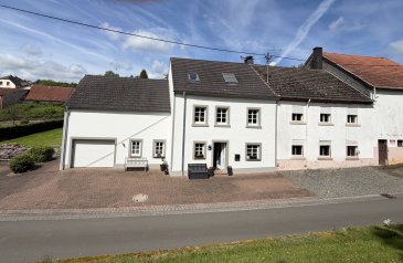 Willkommen in einem Zuhause mit Charakter, Platz und Wohlfühlatmosphäre. Dieses liebevoll renovierte Einfamilienhaus aus dem Baujahr 1910 verbindet den Charme eines traditionellen Hauses mit dem Komfort moderner Wohnqualität. Die Immobilie wurde bis 2020 umfassend renoviert und präsentiert sich heute in einem sehr gepflegten Zustand ? ideal für Familien oder Käufer, die ohne aufwendige Umbauten direkt einziehen möchten.

Das Haus befindet sich in Burbach, einer ruhigen und naturnahen Lage mit hervorragender Anbindung. Besonders attraktiv ist die Nähe zur luxemburgischen Grenze sowie zur Stadt Prüm ? ideal für Berufspendler und alle, die ländliches Wohnen mit guter Erreichbarkeit kombinieren möchten.

Auf einem großzügigen Grundstück von ca. 1.106 m² bietet diese Immobilie viel Platz zum Leben, Entspannen und Genießen.

Bereits beim Betreten empfängt Sie ein großzügiger Eingangsbereich mit einer stilvollen Holztreppe, die in das Ober- und Dachgeschoss führt. Das gesamte Haus ist gefliest und vermittelt ein gepflegtes und harmonisches Wohngefühl.

Die großzügige Küche aus dem Jahr 2022 überzeugt mit moderner Ausstattung und gemütlicher Essecke.

1. Obergeschoss erwartet Sie ein helles Wohnzimmer mit ca. 35 m² Wohnfläche ? der perfekte Mittelpunkt für gemütliche Familienabende oder gesellige Stunden mit Freunden.

Das Haus verfügt insgesamt über drei Schlafzimmer, verteilt auf die oberen Etagen, und bietet dadurch ausreichend Platz für Familien, Homeoffice oder Gästezimmer.

Zwei Badezimmer sorgen für hohen Wohnkomfort: eines mit Badewanne sowie ein separates WC ergänzen das praktische Raumangebot.

Ein weiteres Highlight ist die ca. 30 m² große Terrasse mit Blick ins Grüne ? ideal für entspannte Sommerabende oder gesellige Grillmomente. Zusätzlich gehören zwei Gartenhäuser zum Anwesen und bieten wertvollen Stauraum für Gartenmöbel, Werkzeuge oder Hobbybedarf.

Die Immobilie verfügt über zwei Vollgeschosse plus Dachgeschoss und ist nicht unterkellert. Eine Garage sowie vier bis sechs Stellplätze bieten hervorragende Parkmöglichkeiten für Familie und Besucher.

Beheizt wird das Haus über eine Gaszentralheizung. Der Gastank befindet sich im Eigentum. Das angebaute Haus kann mit erworben werden!

Eckdaten auf einen Blick:  
Baujahr: 1910  
Umfangreich renoviert bis 2020  
Grundstück: ca. 1.106 m²  
Zwei Vollgeschosse plus Dachgeschoss  
Drei Schlafzimmer  
Wohnzimmer ca. 35 m²  
Moderne Küche aus 2022 mit Essecke  
Zwei Badezimmer  
Separates WC  
Komplett gefliest  
Großzügiger Eingangsbereich mit Holztreppe  
Terrasse ca. 30 m²  
Zwei Gartenhäuser  
1 Garage  
Vier bis sechs Stellplätze  
Gaszentralheizung  
Nicht unterkellert  
Sehr gepflegter Zustand  
Sofort bezugsfertig ohne Renovierungsaufwand  

Fazit  
Eine gepflegte Immobilie mit viel Platz, Charme und großem Grundstück in attraktiver Lage nahe Luxemburg und Prüm. Dieses Haus eignet sich perfekt für Käufer, die Ruhe, Wohnqualität und eine gute Anbindung miteinander verbinden möchten.