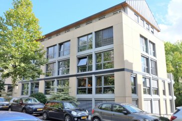 LUXEMBOURG-HOLLERICH, rue de la Vallée, proche des axes autoroutiers et du centre ville, beaux bureaux de haut standing situés à la  rue de la Vallée, +- 259 m2 de surface + 82 m2 de terrasse, situés au 4ème étage.  Construction de 2000.Ils sont composés de :plusieurs grands bureaux à plusieurs poste, salle de conférence, WC hommes et femmes, kitchenette équipée, local technique. 
Prestations: climatisation, alarme, contrôle d'accès, ascenseur, stores électriques extérieures, fenêtres ouvrantes, bureaux aménagés et cloisonnés, salle IT, câblage cat. 5, faux planchers, moquette, sanitaires, kitchenette. Bail 3/6/9
Prix: 31.50 € /m2 par mois Hors TVA
charges : 6 € /m2 par mois Hors TVA
3 emplacements intérieurs à 300 € / mois hors TVA
1 emplacements extérieurs à 200 € /mois hors TVA
Garantie bancaire : 6 mois de loyer et charges TVA incluse
Contact et visites : Rosalba MAITRE téléphone : 691 550 189