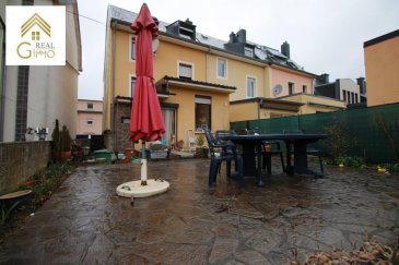 Charmante maison libre des trois côtés d\'une superficie habitable de +/- 140 m², dans une rue calme et sans issue à Dudelange.<br><br>Celle-ci se compose comme suit :<br><br>Rez-de-chaussée:<br>•	Hall d\'entrée,<br>•	Séjour ouvert sur salle à manger,<br>•	Cuisine équipée individuelle donnant accès à la terrasse et jardin,<br><br>1er étage :<br>•	2 chambres à coucher,<br>•	Salle de douche,<br><br>Grenier aménagé en 2 chambres à coucher et bureau avec placards encastrés. <br><br>Grande cave, local technique et buanderie avec accès au grand jardin s\'y ajoutent.<br><br>Pour plus de renseignements ou une visite (visites également possibles le samedi sur rdv), veuillez composer le 28.66.39.1.<br><br />Ref agence :72480