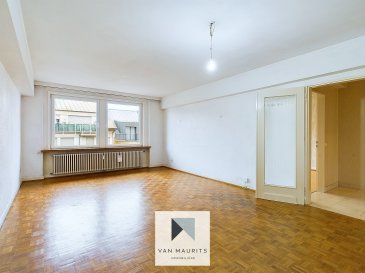 Situé à Luxembourg-Belair (162, avenue du Dix Septembre), à proximité de toutes les commodités, des transports et du parc de Merl, cet appartement à rénover, bénéficie d'une surface habitables de ± 86 m² et se compose comme suit :

Au 3ème étage, un hall d'entrée de ± 9 m² avec un vestiaire de ± 3 m² dessert un séjour de ± 29 m², une cuisine de ± 8 m², deux chambres de ± 18 et 12 m², une salle de douche de ± 4 m² (douche, lavabo, branchement pour la machine à laver), un wc séparé de ± 1 m², un débarras de ± 2 m² ainsi qu'un balcon de ± 3 m².

Le sous-sol se compose d'un garage de ± 18 m² et d'une cave de ± 4 m².

Détails complémentaires :

- Résidence datant de 1960 ;
- Appartement à rénover ;
- 3ème étage sans ascenseur ;
- Charges de 320 euros ;
- Châssis en pvc, double vitrage, volets manuels (de 2012) ;
- Chauffage au gaz par radiateurs ;
- CPE *F-G* ;
- Laminé, carrelage et parquet au sol.

Agent responsable : Katia Gravière au 661 33 29 82 ou katia@vanmaurits.lu
