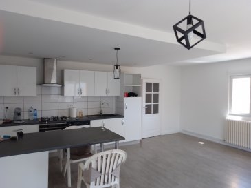 Grande maison individuelle en RDC surélevé sur sous-sol complet, située dans un quartier calme et en retrait des axes principaux. Comprenant entrée, dégagement, 4 chambres, dressing, salle d'eau, WC séparé, cuisine équipée ouverte sur un grand séjour de 36 m², balcon. Jardin, garage pour 1 voiture, chauffage ind gaz, volets roulants électriques, isolation thermique ext.