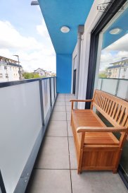 Appartement à vendre à Niederkorn (Commune de Differdange)

Situé au 1er étage d'une résidence moderne construite en 2015, cet appartement lumineux offre un cadre de vie agréable et fonctionnel.

Il se compose d'un séjour spacieux avec cuisine équipée ouverte, bénéficiant de larges baies vitrées apportant une belle luminosité naturelle. La chambre à coucher donne directement accès au balcon, idéal pour profiter de l'extérieur. Une salle de douche complète ce bien.

L'appartement dispose également d'une cave privative ainsi que d'une buanderie commune. Un emplacement extérieur pour une voiture est inclus.

Idéal pour une première acquisition, ce bien se situe à proximité immédiate des axes autoroutiers et de toutes les commodités (commerces, services).

Pour toutes questions ou demandes d'informations, n'hésitez pas à nous contacter, nous serons toujours à votre service.

Agence ELSA'HOME à votre écoute pour la concrétisation de vos projets en toute confiance.

-------------------------------------------------------

Flat for sale in Niederkorn (Differdange municipality)

Located on the first floor of a modern apartment block built in 2015, this bright flat offers a pleasant and practical living environment.

It comprises a spacious living room with an open-plan fitted kitchen, featuring large bay windows that provide plenty of natural light. The bedroom opens directly onto the balcony, ideal for enjoying the outdoors. A shower room completes the property.

The flat also has a private cellar and a communal laundry room. An outdoor parking space for one car is included.

Ideal as a first home, this property is situated in the immediate vicinity of motorway links and all amenities (shops, services).

If you have any questions or require further information, please do not hesitate to contact us; we are always at your service.

ELSA'HOME is here to help you bring your plans to fruition with complete confidence.