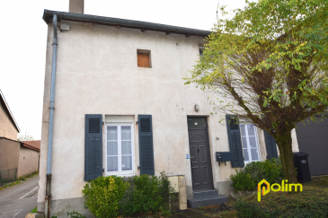 Exclusivité POLIM ! Charmante maison de village proche Hyper.  Maison de plus de 100m2 en parfait état comprenant : Hall d'entrée, cuisine équipée récente, salon/séjour, salle d'eau, 2 chambres, buanderie. A l'étage : une mezzanine, une grande chambre, un vaste grenier. Une place de parking devant la maison. Chauffage centrale Gaz avec chaudière récente.  Coup de coeur assuré !!! 

Les informations sur les risques auxquels ce bien est exposé sont disponibles sur le site Géorisques : www.georisques.gouv.fr