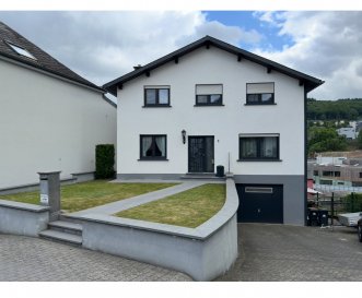 A VISITER !!!!

Immo Nordstrooss vous propose cette charmante maison à vendre à Wiltz. 

La maison a une surface de +/- 180m² habitable et implantée sur un terrain de +/- 6,40ares, elle a été construite en 1982 avec des finitions soignées et matériaux de qualité. 

La maison se compose comme suit: 
- spacieux hall d'entrée 
- quatre chambres à coucher 
- bureau 
- buanderie / cave/ chaufferie 
- garages pour deux voitures 
- belle cuisine équipée avec sortie sur un balcon 
- séjour /salle à manger de +/- 36m² avec feux ouvert
- salle de bain
- wc séparé

Extérieur: - spacieuse terrasse de +/-30m2 avec jardin et plusieurs emplacements extérieurs.

Toutes les commodités (commerces, restaurants, médecin, pharmacie...) dans le village.

Pour plus de renseignements ou une visite (visites également possibles le samedi sur rdv), veuillez contacter le 691 850 805.

Proposition de crédit/financement à taux compétitif d'une banque luxembourgeoise incluse dans nos services gratuit.