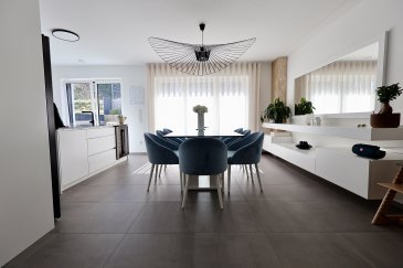 LX2 Immo vous propose en exclusivité cette superbe maison moderne construite en 2019 à Christnach, un village calme et entouré de nature.

Avec une surface brute de 275 m² et 191 m² habitables, cette propriété séduit par ses volumes généreux et son agencement pratique.

La maison se compose comme suit :

-) Un grand living lumineux ouvert sur une cuisine moderne entièrement équipée, offrant un accès direct à la terrasse et au jardin privatif.

-) Quatre chambres, dont une utilisée actuellement comme dressing attenant à la suite parentale.

-) Une salle de bains avec baignoire, douche et WC, équipée de matériaux contemporains.

-) Un WC séparé au rez-de-chaussée pour plus de confort.

-) Un grand garage pouvant accueillir deux voitures, ainsi qu'une place de stationnement supplémentaire devant le garage.

-) Un espace buanderie et des rangements pratiques viennent compléter l'ensemble.

La maison est mitoyenne des deux côtés, tout en garantissant une excellente intimité grâce à une implantation intelligente et des extérieurs bien pensés.

Située dans un environnement paisible et verdoyant, cette maison moderne est idéale pour les familles à la recherche de calme, d'espace et de confort, tout en restant proche des principales commodités.

Pour plus d'informations ou pour organiser une visite, contactez LX2 Immo.