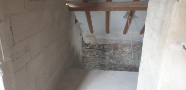 Il s´agit d´un gros oeuvre fermé. Les fenêtres sont en double vitrage et les dalles en béton. Le toît est dans un état convenable. La cave est finalisée. Il y a un jardin et un carport pour la voiture , mais pas de garage. Le plan de l´architecte prevoit 2 chambres à coucher , 1 salle de bain, 1 buanderie, 1 grenier aménageable, 1 cuisine, 1 living et 1 wc séparé. Tout le reste sera au choix du nouveau propriétaire.
En cas d´intérêt, prière de s´adresser au 00352 691 710 926.Merci 