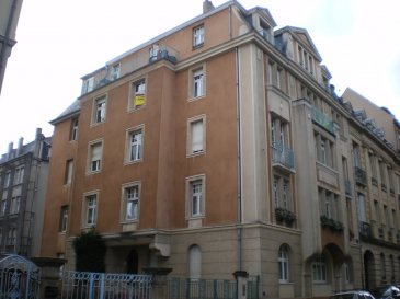 Metz - 7, Rempart Saint Thiebault
Entre la gare et le centre ville, dans un immeuble bien tenu et sécurisé, bel appartement 2 pièces de 60 m² avec balcons.
Le bien se compose d'une entrée avec parquet desservant une chambre et un séjour, une cuisine séparée meublée et équipée, une salle de bain carrelée. Cave en sous-sol.
Chauffage au gaz individuel. Libre immédiatement !