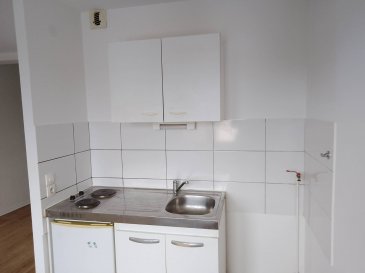 Appartement T2 comprenant entrée, séjour, coin cuisine avec plaque - hotte, chambre, salle de bain avec WC et douche.
Dans résidence avec ascenseur, en centre ville, proche des commerces.