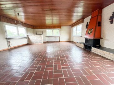HOUSE FOR YOU vous propose une belle maison unifamiliale d'environ 152m2, très lumineuse, libre de 4 côtés sur un terrain de 17,80 ares située dans une belle cité à Dudelange. 

Toutes les photos sont disponibles sur demande et seront envoyées par email. 

Belle maison comprenant un grand garage d'environ 45m2 et plusieurs emplacements extérieurs. 

Terrain de 17,80ares dont 5,40ares constructibles avec possibilité d'agrandir la maison ou de faire une demande communale pour un futur projet de construction. 

Au Rez-de-chaussée (hauteur :3m)
- Hall d'entrée (14,53m2)
- Cuisine équipée (11,96m2) pouvant ouvrir sur la salle à manger (16,71m2)
- Living avec cheminée au gaz (+-40m2)
- 1 quarto no rez-do-chao de 13,88m2 

Au premier étage (hauteur : 2,28m)
- Hall de nuit
- 1ère chambre (17,39m2)
- 2ème chambre (13,94m2)
- 3ème chambre (11,96m2)

Au grenier : 
- Toiture à isoler (structure en bon état)

Au sous-sol (hauteur : 2,20m)
- Atelier en cave avec fenêtre (15,94m2)
- Cave avec petit kitchenette (14,74m2)
- Salle de douche
- Garage (+-45m2)

Informations complémentaires : 
- Dalles en béton
- Chaudière au gaz
- Compteur électrique neuf
- Système d'alarme
- Grand jardin

Les frais d'agence sont à charge des vendeurs. 

Nous restons disponibles pour toute information et visite de cette belle maison.