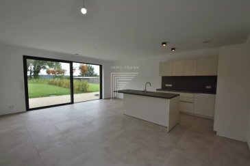 Magnifique maison jumelée de 1ère occupation située à Hassel à 10 min de Howald, comprenant:

Au RCH : une entrée avec WC séparé, une cuisine équipée ouverte sur le séjour avec accès directe à une terrasse et un jardin.

Au 1er étage : deux chambres à coucher avec salle de douche attenante, un WC séparé et un palier aménageable.

Au 2e étage : une double chambre avec placard intégré, salle de douche et espace de rangement.

Vous disposerez également d'un garage attenant à la maison pour une voiture avec d'un emplacement extérieur.

A proximité du nouveau quartier de la cloche d'or (10-15 min en voiture) et du ban de Gasperich (15-20 min) et du Findel.
Commune offrant un environnement idéal : calme reposant et en pleine nature.

 ---------- 
Beautiful semi-detached house, first occupation, located in Hassel, 10 minutes from Howald, comprising:

Ground floor: entrance hall with separate toilet, fitted kitchen opening onto the living room with direct access to a terrace and garden.

First floor: two bedrooms with en-suite shower rooms, separate toilet, and a landing that could be converted.

On the second floor: a double bedroom with built-in wardrobe, shower room, and storage space.

You will also have a garage attached to the house for one car with an outdoor parking space.

Close to the new Cloche d'Or district (10-15 minutes by car), Gasperich (15-20 minutes) and Findel.
The municipality offers an ideal environment: peaceful, relaxing and surrounded by nature.