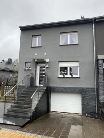 KAYL, 985.000€

Superbe Maison jumelée Energie G/H (+-163,50m2) sur un Terrain (+- 4,80ares).  
Construction 1950. Rénovée entre 2014-2025.  
Objet très bien entretenu avec finitions haute gamme dans un environnement calme et verdoyant près de toutes commodités.

Sous-sol:  
Garage (+-20m2) / Buanderie (+-8m2)

RDCH :  
Hall d'entrée (+-5m2) avec armoires encastrés, Living (+-50m2) donnant sur cuisine équipée ouverte avec salle à manger (2020 / Valeur 40.000 Euros) avec armoires encastrés et Salon donnant sur Terrasse (+-80m2 / Exposition Nord-Ouest) et Jardin clôturé (+-3 ares), WC séparé (+-2m2), 

1ier étage :  
2 chambres (+-16m2 / 14m2) avec armoires encastrés, Hall de nuit (+-3m2), salle de douche italienne (+-6m2)

2ième étage:  
2 chambres (+-12m2 / 9m2), Grenier (+-3m2 avec Possibilité d'aménager un WC séparé)

Équipements :  
Dalles en Béton, Chauffage Gaz aux radiateurs (2004), Toit (Ardoise / isolé / Révision 2025), Electricité (2020), Façade (2014 / Mûrs 30cm), Sanitaires (2020), Double Vitrage PVC avec volets électriques (2014), Détecteur de fumée, Fibre optique, Récuperation d'eau, Luminaires intégrés.

Affaire à saisir.... 

***HERBY IMMO = MEILLEURS PRIX DU MARCHÉ***

(Herby Immo vous garantit le meilleur prix d'achat sur le marché)

(Proposez nous un bien à vendre ou à louer chez Herby Immo et GAGNEZ facilement de l'argent)