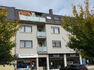 Bel appartement au cœur de Mondorf avec une belle vue sur le centre. 

L'appartement est situé au 2ème étage d'une résidence qui a été modernisée ces dernières années. L'appartement vient également d'être entièrement rénové et se présente dans un très bon état. Un grand hall relie toutes les autres pièces. Vous trouverez un salon/salle à manger avec une cheminée, une cuisine équipée avec balcon, une chambre à coucher et une salle de bain moderne avec douche. Au sous-sol, il y a une cave privée et un local à vélos. Derrière la maison, il y a un grand garage fermé ainsi que d'autres emplacements extérieurs pour la résidence. 

Les conditions requises sont un CDI, un revenu minimum net de 4 500 euros, non-fumeurs et pas d'animaux. 

Mondorf-les-Bains est le quartier résidentiel privilégié près de la Moselle. Ici, vous trouverez tout ce dont vous avez besoin pour vivre. Les possibilités de shopping, les activités sportives, les offres culturelles, les restaurants, les banques et les pharmacies sont accessibles à pied. Les transports en commun par bus et autoroute sont excellents. Le célèbre parc thermal invite à de belles promenades, tout comme les célèbres vignobles et la romantique Moselle. Vivre là où d'autres passent leurs vacances.