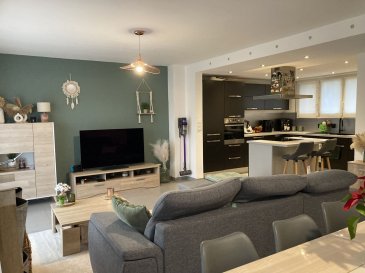 Maison jumelée - 85m ². En exclusivité chez PANETTA IMMOBILIER à LEXY et AUCUN TRAVAUX !

Une maison d'habitation jumelée de 85m² habitables entièrement rénovée sur 6a22ca de terrain situé dans un endroit très calme, ainsi composée:

-rez-de-chaussée: entrée, dégagement, w-c séparés, cuisine équipée ouverte sur salon et salle à manger avec baie vitrée donnant accès à une grande terrasse (accès aussi par l'extérieur)

-étage: 2 chambres, 1 pièce dressing, 1 grande salle de bains avec douche et w-c, (anciennenement 3 chambres avec petite salle d'eau)

-combles aménageables isolés

-sous-sol: garage, buanderie, chaufferie, cave

-terrain entièrement clos avec vue sur les bois

-garage 1 voiture porte motorisée et grand parking 4 voitures

NB: façade isolante (14cm) de 2024, toiture en très bon état néttoyée en 2024, électricité de 2014, chaudière gaz de 2011, pellet de 2022, double vitrage PVC en très bon état de 2000, baie vitrée de 2024, portillon et portail motorisée de 2022.

Pour infos et visite Rocco PANETTA au 06 88 56 77 94

Les informations sur les risques auxquels ce bien est exposé sont disponibles sur le site Géorisques : www.georisques.gouv.fr