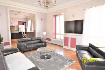 Bel appartement de caractère de 134m2 en hyper centre.  Au premier étage, appartement de caractère T4 comprenant : cuisine équipée ouverte sur salon/séjour de 56m2, 2 chambres de 21m2 chacune, belle salle de bains moderne, WC. Belles prestations, moulures sous plafond. A découvrir rapidement !!!  