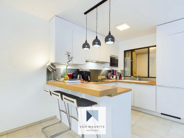 Situé à Bonnevoie, cet appartement se trouve au rez-de-chaussée d'une copropriété moderne et soignée avec ascenseur datant de 2022. Il dispose d'une surface habitable de ± 52 m² pour une surface totale de ± 70 m² et se compose comme suit :

Au rez-de-chaussée, la porte d'entrée s'ouvre sur un hall avec vestiaire menant à la chambre de ± 10 m² avec dressing et au séjour de ± 35 m² qui se compose d'un lumineux salon, d'un coin repas et d'une cuisine équipée et aménagée donnant accès à la terrasse semi-ouverte bénéficiant d'aucun vis-à-vis et une salle de bains de ± 5 m².

Un local à vélo avec accès direct dans le bâtiment de copropriété et une cave privative complètent cette offre.

Possibilité d'acheter un emplacement de parking en supplément.

Détails complémentaires :

- Appartement en excellent état et aux finitions soignées et de qualité
- Passeport énergétique «A-A+»
- Garantie décennale bâtiment (2032)
- Chauffage au gaz et solaire, par rayonnement au sol
- Châssis pvc triple vitrage KB Fenster, volets électriques
- Cuisine Nolte Küche aménagée et équipée avec nombreux rangements
- Sanitaires de marque Villeroy et Boch, Gessi, Hansgrohe, Hansa
- Système domotique pour commande intelligente du logement
- Ventilation double flux Zhender
- Buanderie encastrée fait sur mesure dans la salle de douche
- Avances sur charges mensuelles - 176 €
- Connecté à la fibre optique
- Écoles, crèches, parcs, aires de jeux, restaurants et commerces à proximité
- Desservi par les transports en commun, gare à proximité

Personne responsable du bien :

Yuliana Dimitrova  
Tel: +352661 50 27 19  
Email : yuliana@vanmaurits.lu