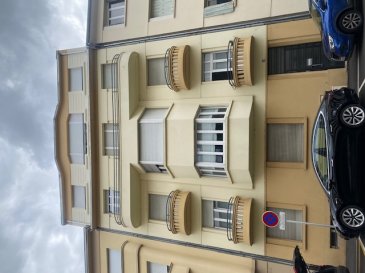 A Thionville, idéalement situé, à pieds , proche du centre, de la gare et accès rapide en voiture aux axes autoroutiers, ce F3, de 75 m², en rdc d'un immeuble de ville de caractère établi sur 4 étages avec 4 appartements, se compose de trois pièces dont deux chambres, une salle de douche et un WC séparé, une grande cuisine fermée non équipée, une cave de 9m² et d'une cours privative. Au sol, authentique parquet bien conservé, remise en fraicheur murale nécessaire.
Disponible de suite, prix 180 000€ fai.
 
Ne manquez pas cette opportunité! Contactez-nous dès maintenant pour planifier une visite via le formulaire de contact ou par un simple appel téléphonique.