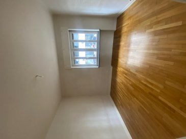 A Thionville, idéalement situé, à pieds , proche du centre, de la gare et accès rapide en voiture aux axes autoroutiers, ce F3, de 75 m², en rdc d'un immeuble de ville de caractère établi sur 4 étages avec 4 appartements, se compose de trois pièces dont deux chambres, une salle de douche et un WC séparé, une grande cuisine fermée non équipée, une cave de 9m² et d'une cours privative. Au sol, authentique parquet bien conservé, remise en fraicheur murale nécessaire.
Disponible de suite, prix 180 000€ fai.
 
Ne manquez pas cette opportunité! Contactez-nous dès maintenant pour planifier une visite via le formulaire de contact ou par un simple appel téléphonique.