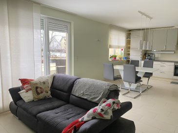 MERSCH, 21, rue Lankheck, dans un immeuble récent, appartement de 80 m2 au premier étage comprenant : hall d'entrée, living, une cuisine équipée ouverte sur living, un balcon de 4,80 m2, deux chambres à coucher, salle de bains avec WC, une cave, un emplacement intérieur et un emplacement extérieur. Contrat de bail de deux ans minimum. Disponible le 15 octobre 2026. Frais d'agence : un mois de loyer, 50% à charge du locataire, 50% à charge du bailleur. Contact et visites: Arianna GHITTINO, téléphone : 691 205 573, email : arianna@parkagence.lu