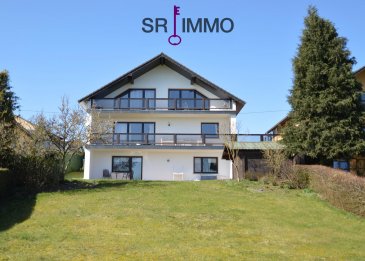 Ihr neues Zuhause liegt im naturnahen Ort Olmscheid, nur 10 km von der luxemburgischen Grenze entfernt und überzeugt Sie mit seinem gepflegten Zustand, seinem schönem Garten inklusive Gartenhäuschen und seinen zwei großen Balkonen zum Wohlfühlen und Genießen. 

Die großzügige Wohnfläche von 274 m2 verteilt sich über drei Etagen mit Fußbodenheizung.

Sie betreten das Haus im Erdgeschoss mit 102 m2 Wohnfläche über einen hellen Flur. Auf der linken Seite liegt die Küche mit praktischer Durchreiche. Geradeaus ist das große, lichtdurchflutete Wohnzimmer mit gemütlichem Kachelofen und Balkon auf der Südseite. Auf der rechten Seite liegen an einem weiteren Flur ein Schlafzimmer mit angrenzendem Badezimmer, ausgestattet mit Wanne, Dusche und WC, und ein separates WC.

Eine offene Holztreppe führt Sie hinauf ins Dachgeschoss. Hier sind auf 90 m2 Wohnfläche ein großes Studio mit zusätzlicher Galerie, ein kleines Badezimmer mit Dusche und WC und eine Sauna eingerichtet. Ursprünglich als Jugendzimmer geplant, können Sie diese Etage als Hobbyraum, als Büro oder als Atelier nutzen. Sie lässt aber auch leicht in mehrere Zimmer aufteilen. Durch die großen Fenster und vom Balkon genießen Sie eine phantastische Fernsicht nach Süden.

Im Untergeschoss gibt es eine separate Wohnung mit Wohn-Schlafzimmer, Küche, Badezimmer mit Wanne, Dusche und WC und einem separaten WC. Diese Wohnung von 82 m2 Wohnfläche ist über den Garten auch von außen erreichbar. Außerdem haben Sie im Untergeschoss die Heizungsräume mit Ölzentralheizung und Öllager.

Der hübsche, sonnige Garten auf der Südseite des Grundstücks bietet, neben der herrlichen, unverbaubaren Aussicht, eine großzügige Erholungsfläche mit Gartenhäuschen und Rasenfläche.

Links vom Haus ist eine Garage für ein Auto angebaut, davor haben Sie einen befestigten Stellplatz.


Allgemeine Informationen

Baujahr: 1983
Mauern: massiv
Dach: Betonziegel 
Fenster: Holzfenster Doppelverglasung 1983
Außentüren: Holz
Innentüren: Furnier
Bodenbeläge: Fliesen
Heizung: Ölzentralheizung Buderus Logano G115, Baujahr: 2000 
Befeuerung: Öl, Holz (Kachelofen)
Warmwasser: über Heizung
Abwasser: Kanal
Zustand: gepflegt 

Endenergiebedarf: 134,7 kWh/ (m2 a) Klasse E
Primärenergiebedarf: 149,9 kWh/ (m2 a) Klasse E

Lagebeschreibung

Das Einfamilienhaus mit Fernblick befindet sich im Ortszentrum von Olmscheid in sonniger Lage.
Olmscheid ist eine Ortsgemeinde im Eifelkreis Bitburg-Prüm in Rheinland-Pfalz. Sie gehört zur Verbandsgemeinde Arzfeld. 
Einkaufsmöglichkeiten, Apotheke, Banken, Kindergarten und Grundschule befinden sich in Arzfeld (5 km). Daleiden (6 km), Dasburg (10 km), L- Hosingen (17 km)



HAFTUNGSAUSSCHLUSS
Die von uns gemachten Angaben hinsichtlich Größen und Beschaffenheit des Objektes beruhen auf Informationen des Verkäufers bzw. Dritter und sind unverbindlich. Eine Haftung jeglicher Art für die Richtigkeit und Vollständigkeit der Angaben wird daher ausgeschlossen. Unser Angebot erfolgt freibleibend, Zwischenverkauf vorbehalten.

VERBRAUCHERINFO
1. Maklerleistung ist der Nachweis der Gelegenheit zum Abschluss eines Vertrages bzw. Vermittlung eines Vertrages über eine Immobilie gegen die Maklerlohnzahlungspflicht des Kunden. Eine Maklerprovision in Höhe von 3,57 % incl. 19 % MwSt. ist vom Käufer zu zahlen. Die Maklerprovision ist fällig und verdient mit Unterzeichnung des Kaufvertrages.
2. Unternehmer, Anschrift, Beschwerdeadressat:
ARCADIA Fine Properties S.A., 20, Grand-Rue, L-9410 Vianden, Tel.: 00352 266 344 1,
E-Mail: contact@sri.lu, Direktor: Ton Eggen
3. Es besteht ein Widerrufsrecht für Verbraucher

WIDERRUFSRECHT FÜR VERBRAUCHER
Sie haben das Recht, binnen vierzehn Tagen ohne Angabe von Gründen diesen Vertrag zu widerrufen. Die Widerrufsfrist beträgt vierzehn Tage ab dem Tag des Vertragsabschlusses.
Um Ihr Widerrufsrecht auszuüben, müssen Sie uns (ARCADIA Fine Properties S.A., 20, Grand-Rue, L-9410 Vianden, Tel: +352 266 344 33, Fax: +352 266 344 44, E-Mail: contact@sri.lu) mittels einer eindeutigen Erklärung (z. B. ein mit der Post versandter Brief, Telefax oder E-Mail) über Ihren Entschluss, diesen Vertrag zu widerrufen, informieren. Sie können dafür das beigefügte Muster-Widerrufsformular verwenden, das jedoch nicht vorgeschrieben ist. Zur Wahrung der Widerrufsfrist reicht es aus, dass Sie die Mitteilung über die Ausübung des Widerrufsrechts vor Ablauf der Widerrufsfrist absenden.

Folgen des Widerrufs
Wenn Sie diesen Vertrag widerrufen, haben wir Ihnen alle Zahlungen, die wir von Ihnen erhalten haben, einschließlich der Lieferkosten (mit Ausnahme der zusätzlichen Kosten, die sich daraus ergeben, dass Sie eine andere Art der Lieferung als die von uns angebotene, günstigste Standardlieferung gewählt haben), unverzüglich und spätestens binnen vierzehn Tagen ab dem Tag, an dem die Mitteilung über Ihren Widerruf dieses Vertrags bei uns eingegangen ist, zurückzahlen. Für diese Rückzahlung verwenden wir dasselbe Zahlungsmittel, das Sie bei der ursprünglichen Transaktion eingesetzt haben, es sei denn, mit Ihnen wurde ausdrücklich etwas anderes vereinbart; in keinem Fall werden Ihnen wegen dieser Rückzahlung Entgelte berechnet. Haben Sie verlangt, dass die Dienstleistungen während der Widerrufsfrist beginnen sollen, so haben Sie uns einen angemessenen Betrag zu zahlen, der dem Anteil der bis zu dem Zeitpunkt, zu dem Sie uns von der Ausübung des Widerrufsrechts hinsichtlich dieses Vertrags unterrichten, bereits erbrachten Dienstleistungen im Vergleich zum Gesamtumfang der im Vertrag vorgesehenen Dienstleistungen entspricht. 

Hinweis auf die Möglichkeit eines vorzeitigen Erlöschens des Widerrufsrechts
Ihr Widerrufsrecht erlischt, wenn wir unsere Leistung vollständig erbracht und mit der Ausführung der Leistung erst begonnen haben, nachdem Sie Ihre ausdrückliche Zustimmung und gleichzeitig Ihre Kenntnis davon bestätigt haben, dass Sie Ihr Widerrufsrecht bei vollständiger Vertragserfüllung durch uns verlieren.

MUSTER-WIDERRUFSFORMULAR
Wenn Sie den Vertrag widerrufen wollen, dann füllen Sie bitte dieses Formular aus und senden Sie es zurück an:

ARCADIA Fine Properties S.A. - SR IMMO
20, Grand-Rue
L-9410 Vianden
Tel: +352 266 344 33
Fax: +352 266 344 44
E-Mail: contact@sri.lu

Hiermit widerrufe(n) ich/wir (*) den von mir/uns (*) abgeschlossenen Vertrag über den Kauf der folgenden Waren (*)/die Erbringung der folgenden Dienstleistung (*)
Bestellt am (*)/erhalten am (*)
Name des/der Verbraucher(s)
Anschrift des/der Verbraucher(s)
Unterschrift des/der Verbraucher(s) (nur bei Mitteilung auf Papier)
Datum