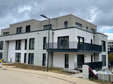 Situé dans une impasse dans le quartier de Reckenthal à Strassen, cet bel appartement neuf dispose d'une surface totale de ± 120m² et un espace terrasse de ± 30m². se trouve à proximité des transports en commun et jouit d'une position centrale permettant un accès aisé vers le centre Luxembourg-ville, le CHL Strassen et les connexions autoroutières. L'immeuble bénéficie d'un ascenseur.

Il se compose comme suit:

Au rez-de-jardin: Le hall d'entrée de ± 10m² dessert d'un côté le séjour de ± 43m² et sa cuisine ouverte et équipée s'articulant autour d'un îlot central avec des baies vitrées donnant sur la terrasse ; de l'autre côté vers 2 chambres de ± 11 et 15m² et une salle de douche de ± 4m² ; la chambre parentale de ± 20m² avec sa salle de bain de ± 8m² (douche, baignoire, lavabo, sèche-serviettes et wc); d'un débarras / buanderie de ± 4m² et un WC séparé.

Au sous-sol: une cave de ± 4m² et un emplacement de parking (n°A4) dans un garage fermé complète l'offre.

Généralité:
- Situation calme
- Triple vitrage;
- Vue dégagée;
- VMC double flux
- Fibre optique;
- Passeport énergétique: A - A;

Loyer mensuel: € 3,.150,-
Charges (hors électricité et internet): € 300,-
Caution locative2 mois de loyer; € 6.300,-
Frais d'agence: € 3.150,- + TVA
Durée de bail: 1 an minimum.

Agent responsable: 
Achille De Villers
Email: achille@vanmaurits.lu
Tél: +352 621 588 854