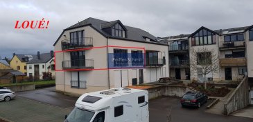 Local de bureaux, neufs et lumineux, au premier étage. Équipé comme un appartement: hall, living, cuisine équipée, salle de douche avec douche Italienne, WC séparé, 2 chambres, balcon.<br>Parking intérieur, parking extérieur, cave et parkings communs. Plan en annexe.<br>Situation calme.<br>Disponible 1/03/2021<br>